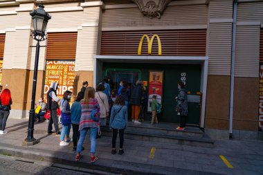 Batumi, Georgia - 25 Nisan 2021: McDonald 's kuyruğu