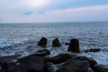 Denizdeki dalgalar, dalgalara karşı tetrapodlar