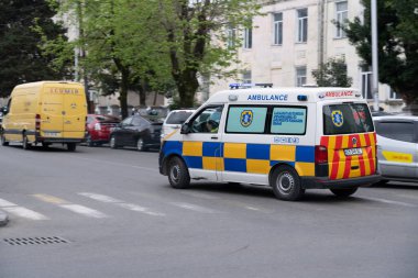 Batumi, Georgia - 27 Nisan 2021: Ambulans caddede ilerliyor