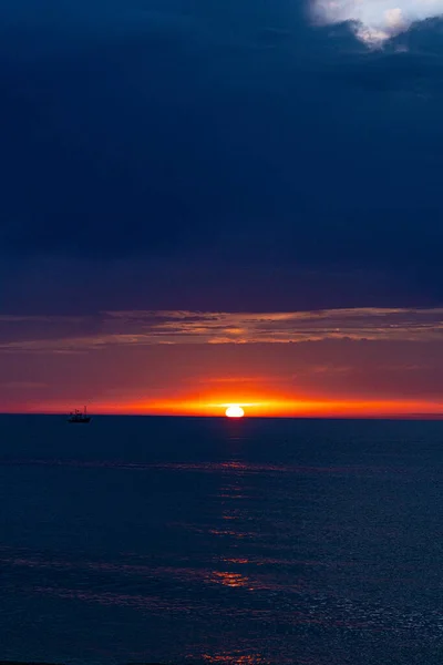 Πορτοκαλί Ηλιοβασίλεμα Στη Μαύρη Θάλασσα Τον Απρίλιο — Φωτογραφία Αρχείου