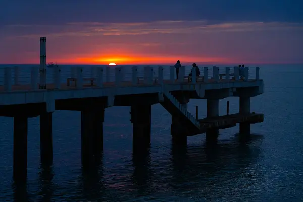 4月の黒海のオレンジ色の夕日 — ストック写真