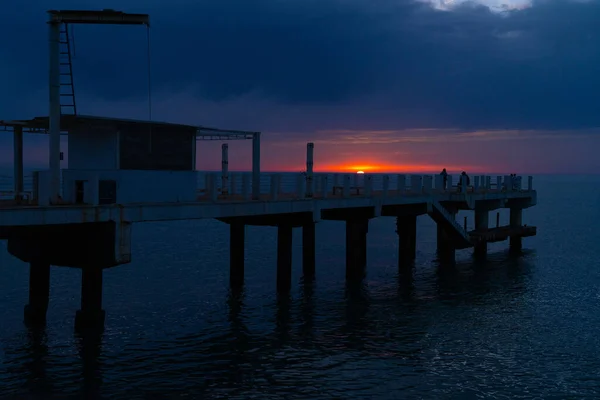 4月の黒海のオレンジ色の夕日 — ストック写真