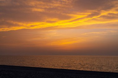 Nisan 'da Soçi şehrinde güzel turuncu gün batımı