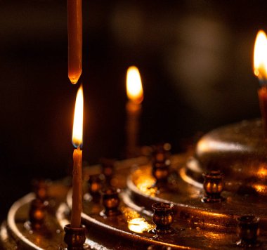 Batum, Gürcistan - 15 Mart 2021: Tapınakta Yanan Mumlar, Kutsal Ateş