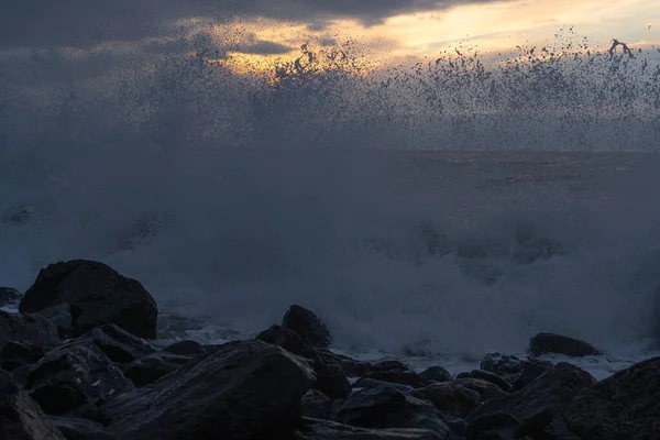 Golven Zwarte Zee Tijdens Zonsondergang — Stockfoto