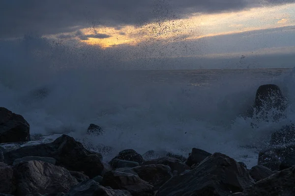 Κύματα Στη Μαύρη Θάλασσα Κατά Διάρκεια Του Ηλιοβασιλέματος — Φωτογραφία Αρχείου
