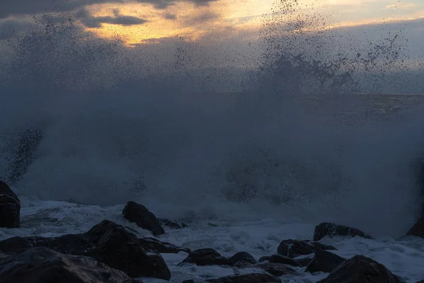 Golven Zwarte Zee Tijdens Zonsondergang — Stockfoto