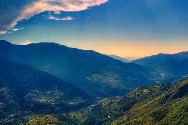 Kafkas Dağları 'nda gün batımı, güzel bir manzara.