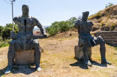 Gürcistan 'ın Gori kentindeki Gürcü kahramanların anısına.