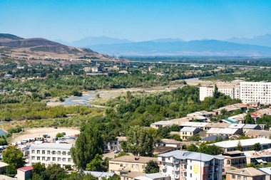 Gürcistan 'ın dağından Gori şehri manzarası