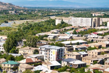 Gürcistan 'ın dağından Gori şehri manzarası