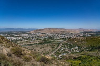 Gürcistan 'ın dağından Gori şehri manzarası