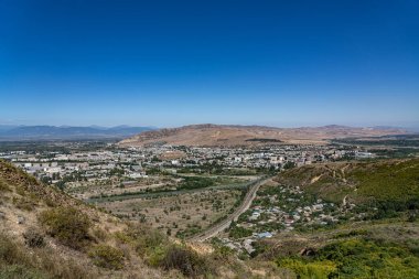 Gürcistan 'ın dağından Gori şehri manzarası