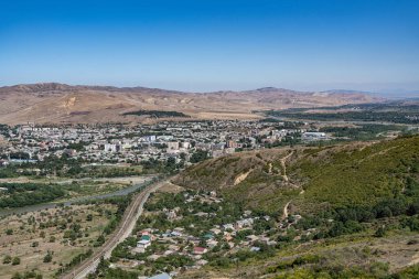 Gürcistan 'ın dağından Gori şehri manzarası