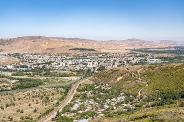 Gürcistan 'ın dağından Gori şehri manzarası