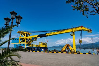 Batumi, Gürcistan - 29 Nisan 2021: Limandaki inşaat gemisi