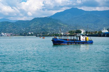 Batumi, Gürcistan - 29 Nisan 2021: Limandaki mavi gemi