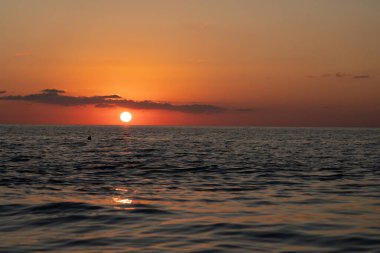 deniz üzerinde turuncu gün batımı