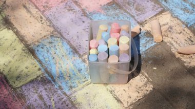 Kaldırımda bir kutu boya kalemi.