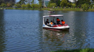 Batumi, Gürcistan - 1 Mayıs 2021: Gölde yürüyen katamaran