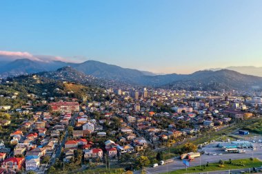 Batumi, Gürcistan - 1 Mayıs 2021: İHA ile kıyı köyünün görüntüsü