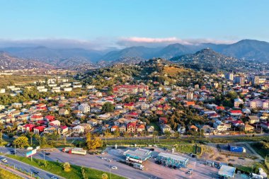 Bir dağ yamacındaki köy, hava manzaralı.