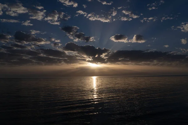 Великолепный Закат Море Солнечные Лучи — стоковое фото