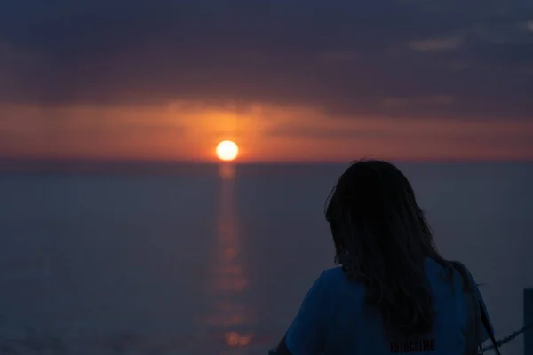 Kız Denizde Gün Batımında — Stok fotoğraf