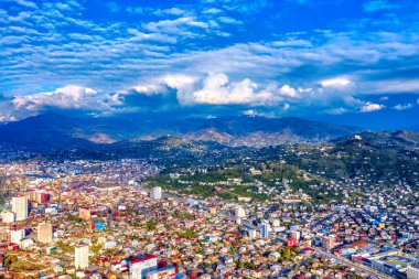 Batum, Gürcistan - 3 Mayıs 2021: Şehrin üzerinde güzel bulutlar