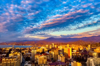 Batum, Gürcistan - 3 Mayıs 2021: Gün batımında şehrin güzel hava manzarası