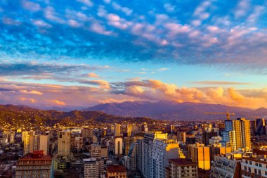 Batum, Gürcistan - 3 Mayıs 2021: Gün batımında şehrin güzel hava manzarası