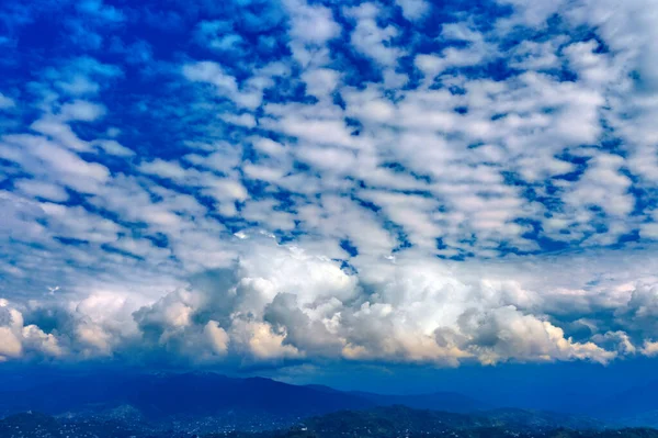 Beaux Cumulus Nuages Sur Mer — Photo