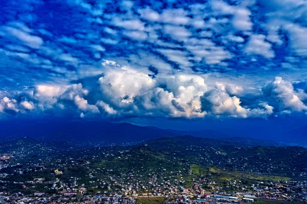 Schöne Kumuluswolken Über Der Stadt — Stockfoto