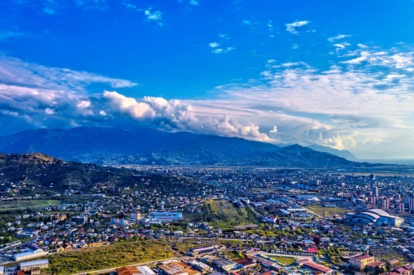Şehrin Üzerinde Güzel Kümülüs Bulutları — Stok fotoğraf