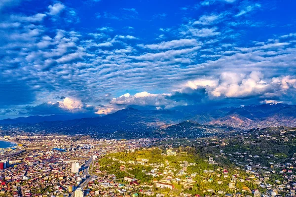 Nuvens Cúmulos Bonitos Sobre Cidade — Fotografia de Stock