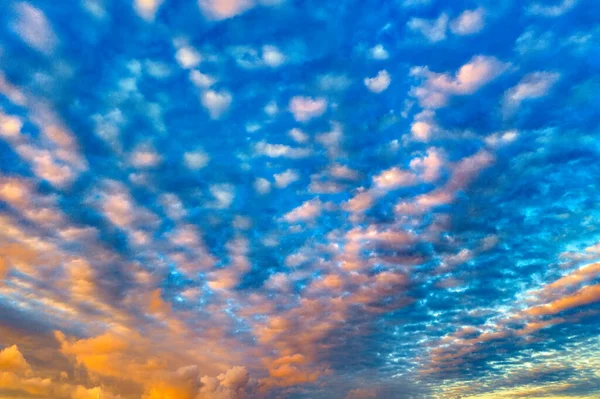 Nubes Amarillas Azules Durante Puesta Del Sol —  Fotos de Stock