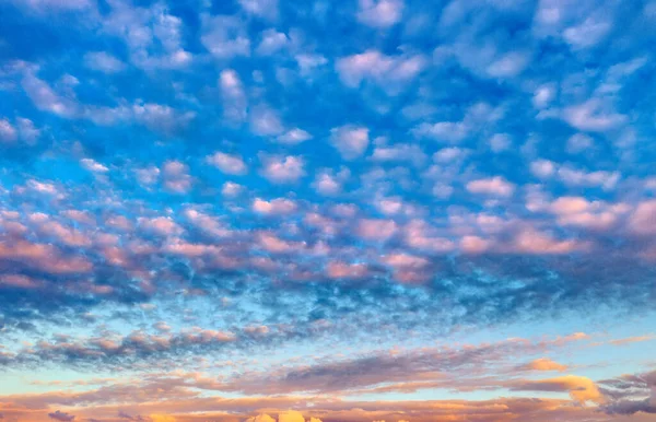 Nubes Amarillas Azules Durante Puesta Del Sol —  Fotos de Stock