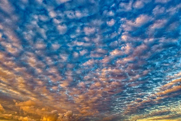 Gelb Blaue Wolken Bei Sonnenuntergang — Stockfoto