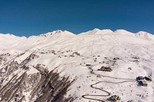 在雪地里的高加索山脉 空中的风景 图库照片