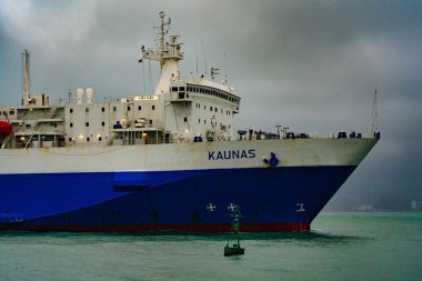 Batumi, Gürcistan - 4 Mayıs 2021 Kaunas gemisi limana girdi