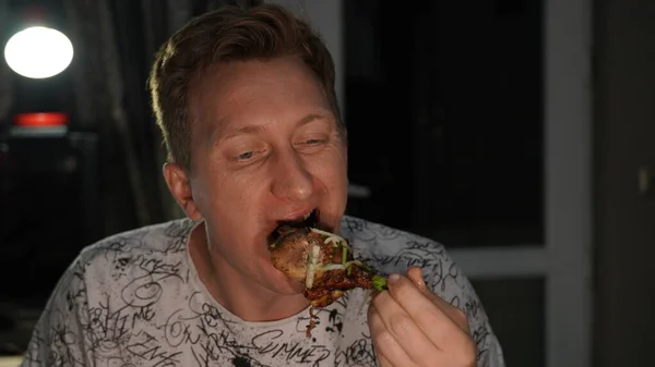 Een Man Die Een Kippenpoot Eet — Stockfoto