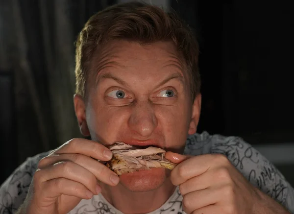 Homem Comendo Uma Perna Frango — Fotografia de Stock
