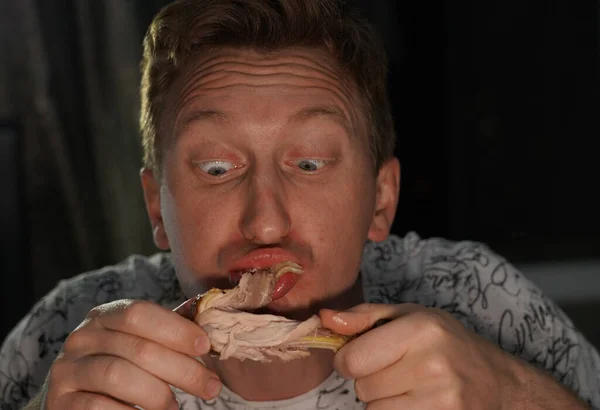 Homem Comendo Uma Perna Frango — Fotografia de Stock