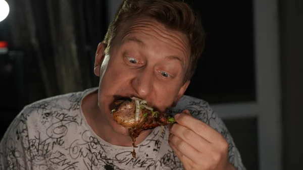 Een Man Die Een Kippenpoot Eet — Stockfoto