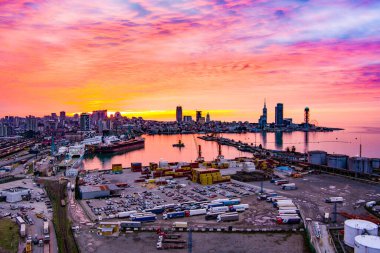 Batum, Gürcistan - 15 Mart 2021: İnsansız hava aracı ile gün batımı