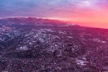 Batum, Gürcistan - 15 Mart 2021: İnsansız hava aracı ile gün batımı