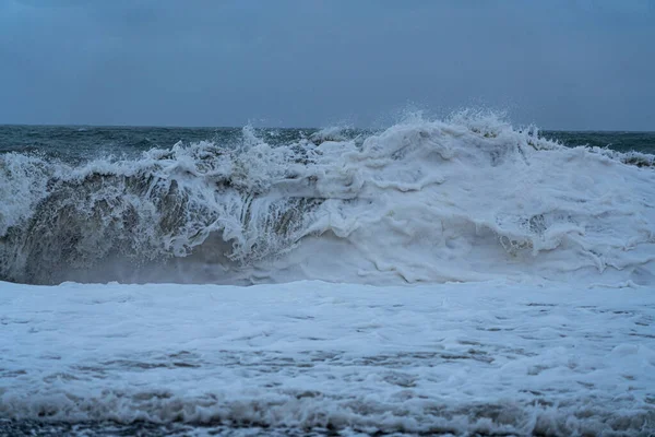 2021年5月9日のバトゥミの黒海の嵐 — ストック写真
