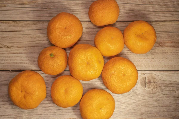 Las Mandarinas Yacen Sobre Una Mesa Madera — Foto de Stock