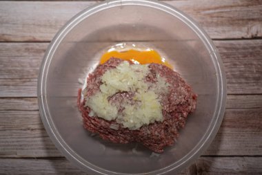 Kıyma kabın içinde.