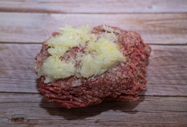 Masanın üzerinde soğanlı kıyma var.